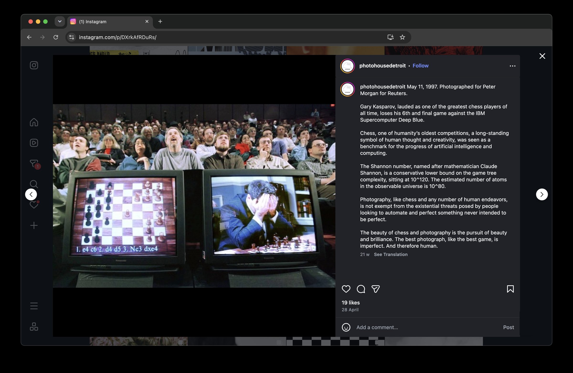 Kasparov contro Deep Blue, 11 maggio 1997: il pubblico guarda gli schermi, Kasparov si tiene la testa tra le mani (post Instagram)