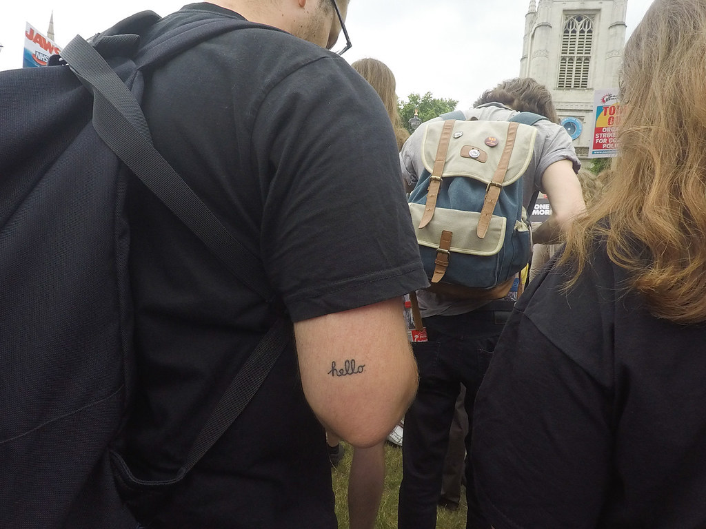 Il tatuaggio “hello” su un braccio, a una manifestazione a Londra