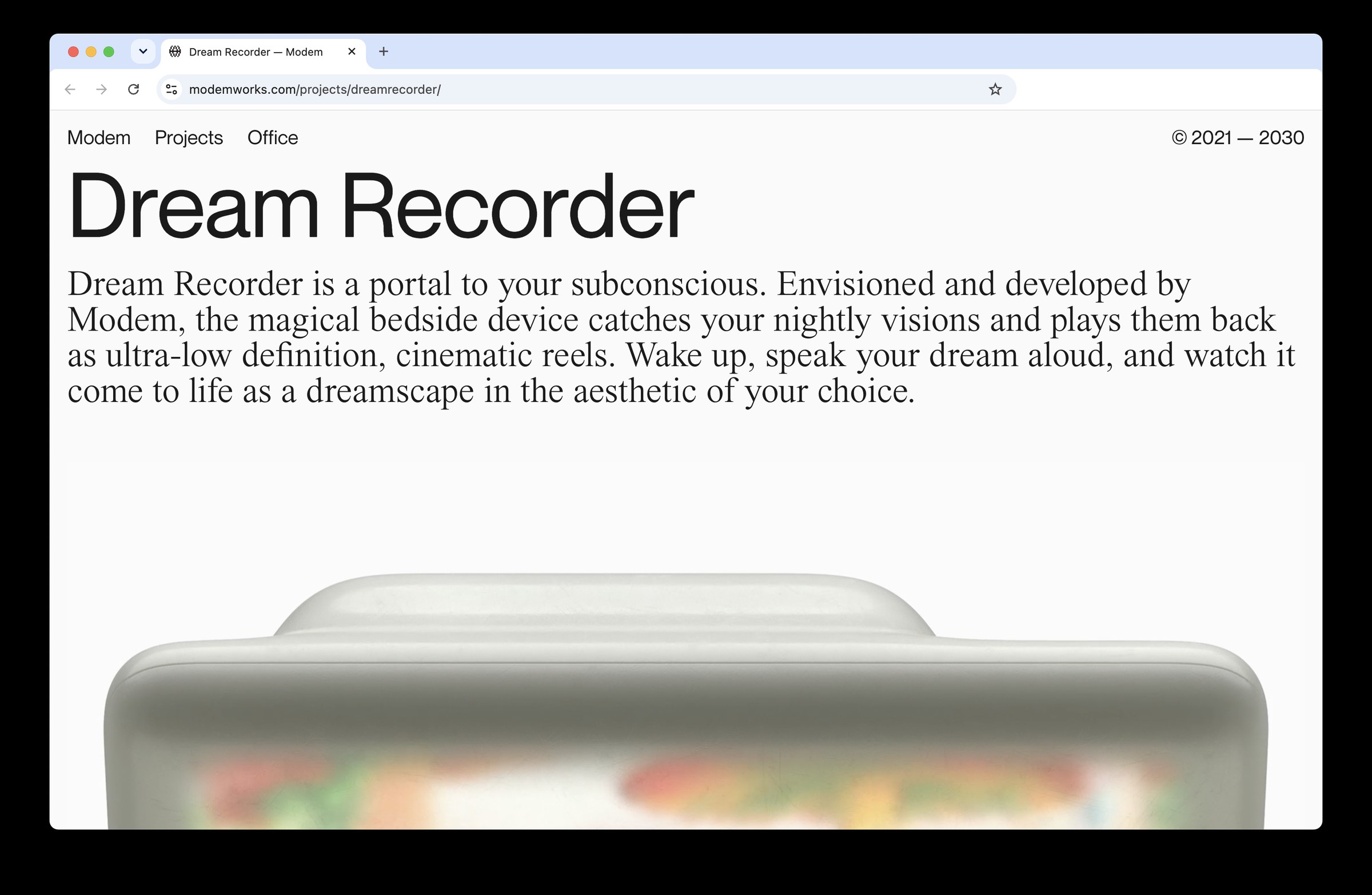La pagina di Dream Recorder sul sito dello studio Modem: il titolo, la descrizione e l'oggetto bianco con lo schermo sfocato